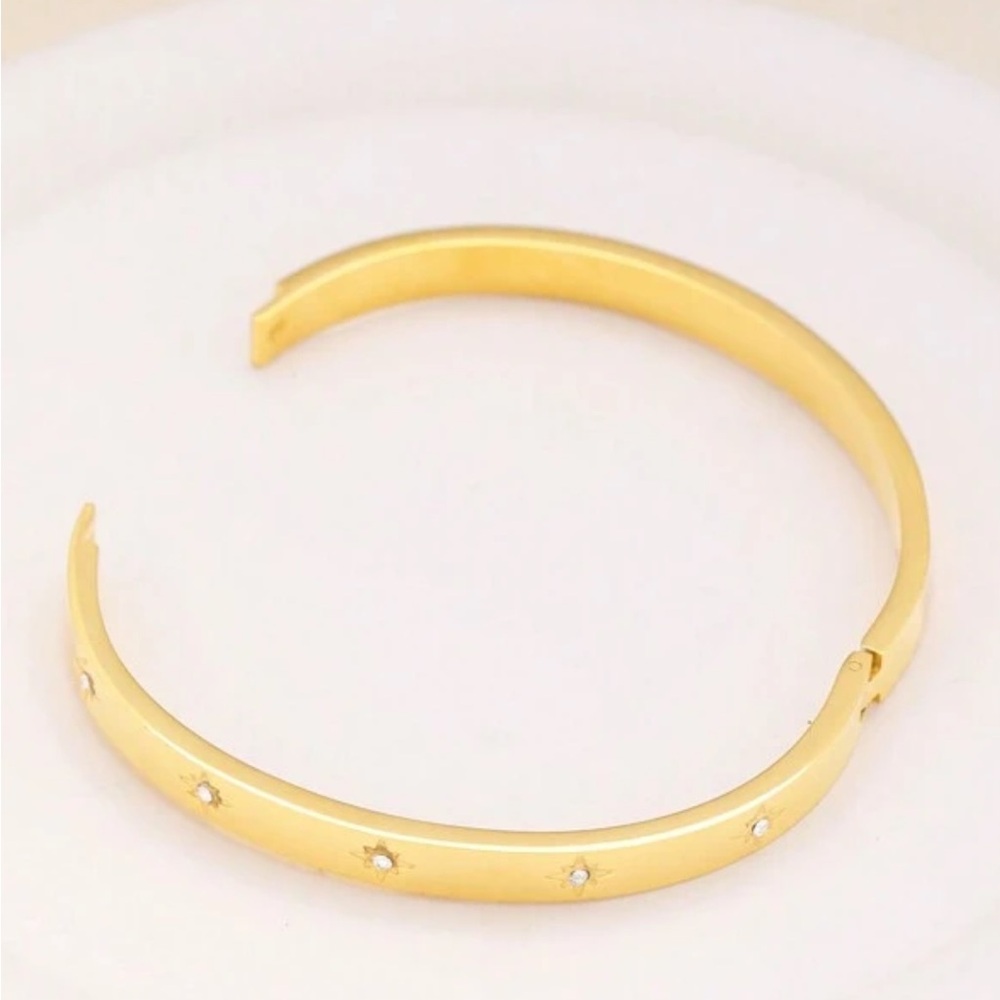 Elegant Gold tone Bracelet with Heart and crystal Accents - Picture 4 of 4